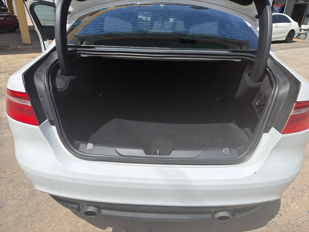 Photo 12 of this JAGUAR XE