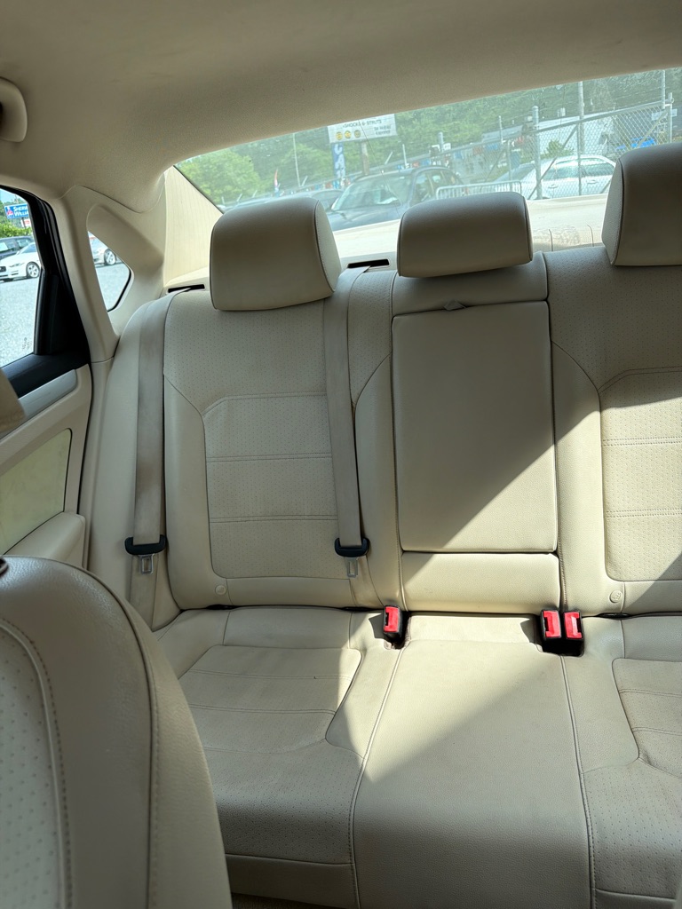 Photo 15 of this VOLKSWAGEN PASSAT