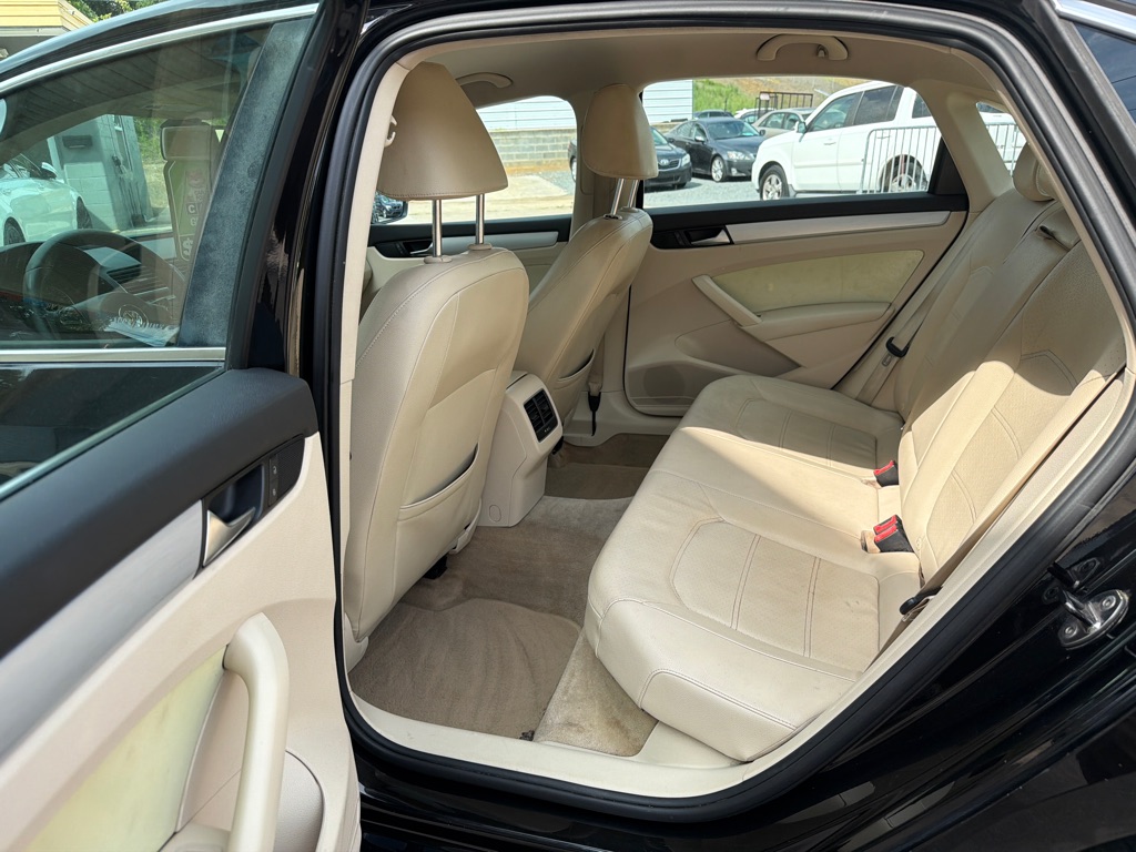 Photo 10 of this VOLKSWAGEN PASSAT