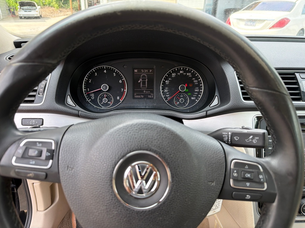 Photo 13 of this VOLKSWAGEN PASSAT