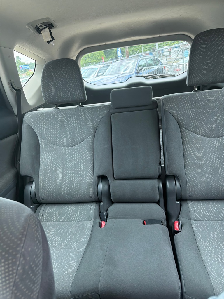 Photo 15 of this TOYOTA PRIUS V
