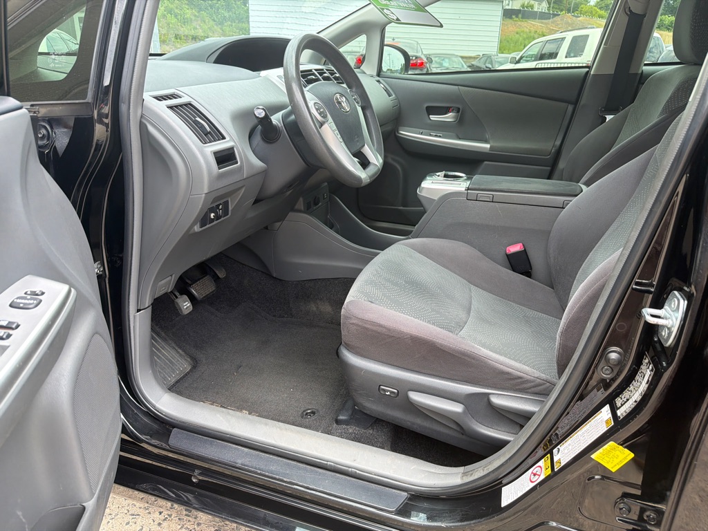 Photo 11 of this TOYOTA PRIUS V
