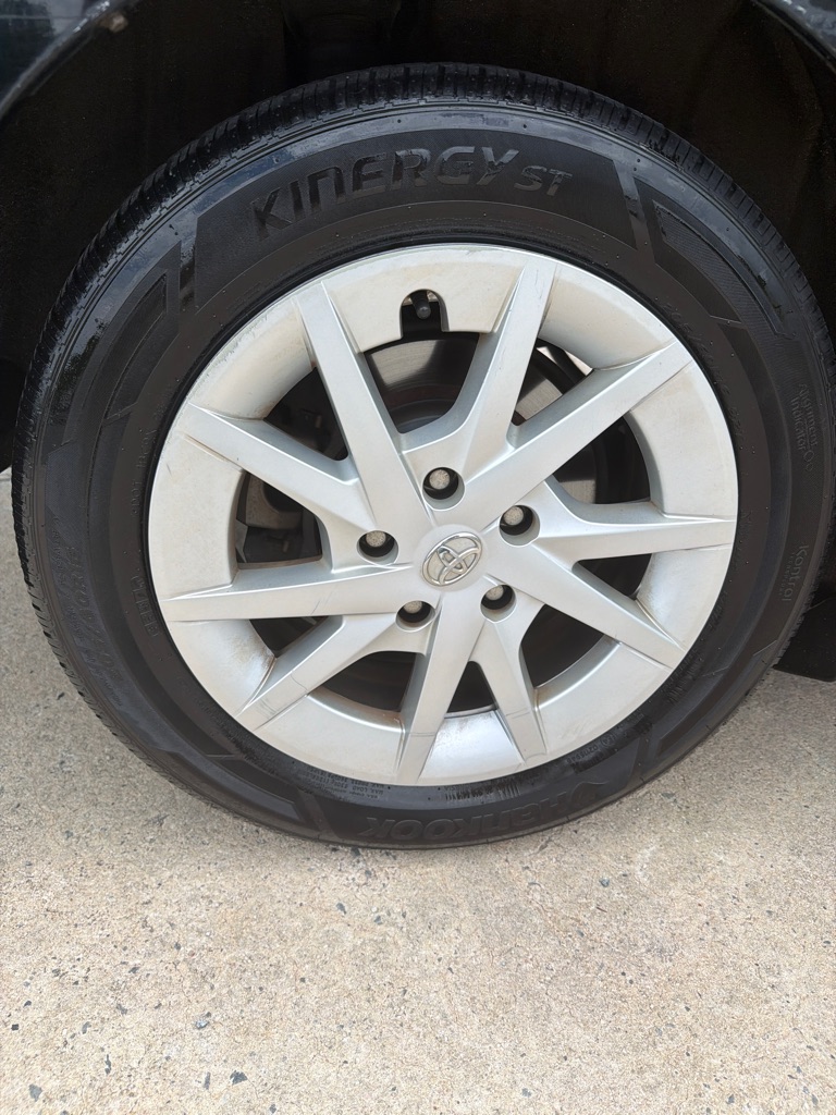 Photo 8 of this TOYOTA PRIUS V