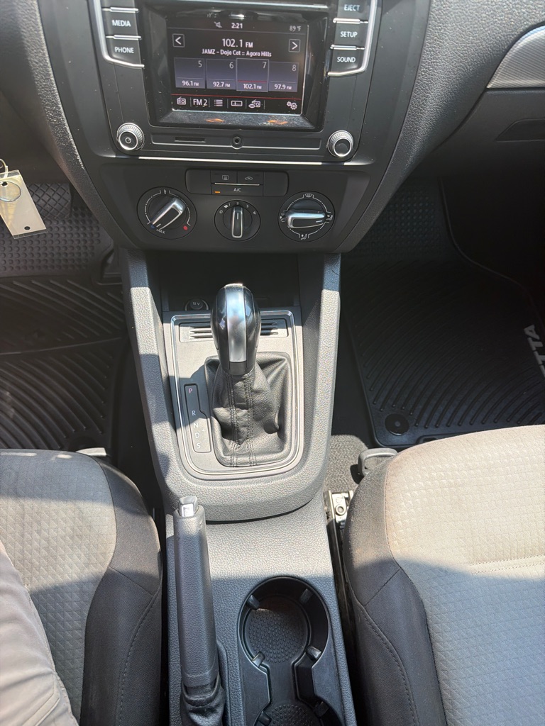 Photo 14 of this VOLKSWAGEN JETTA