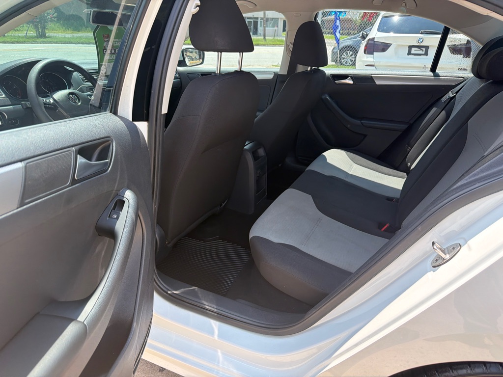 Photo 10 of this VOLKSWAGEN JETTA