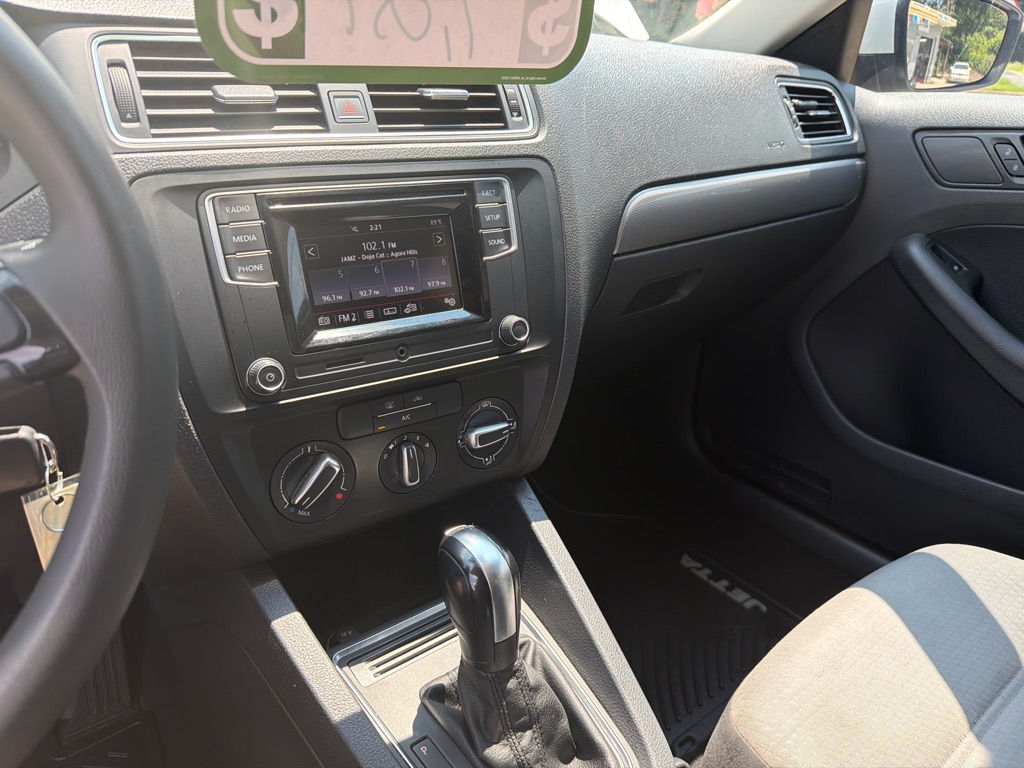 Photo 13 of this VOLKSWAGEN JETTA