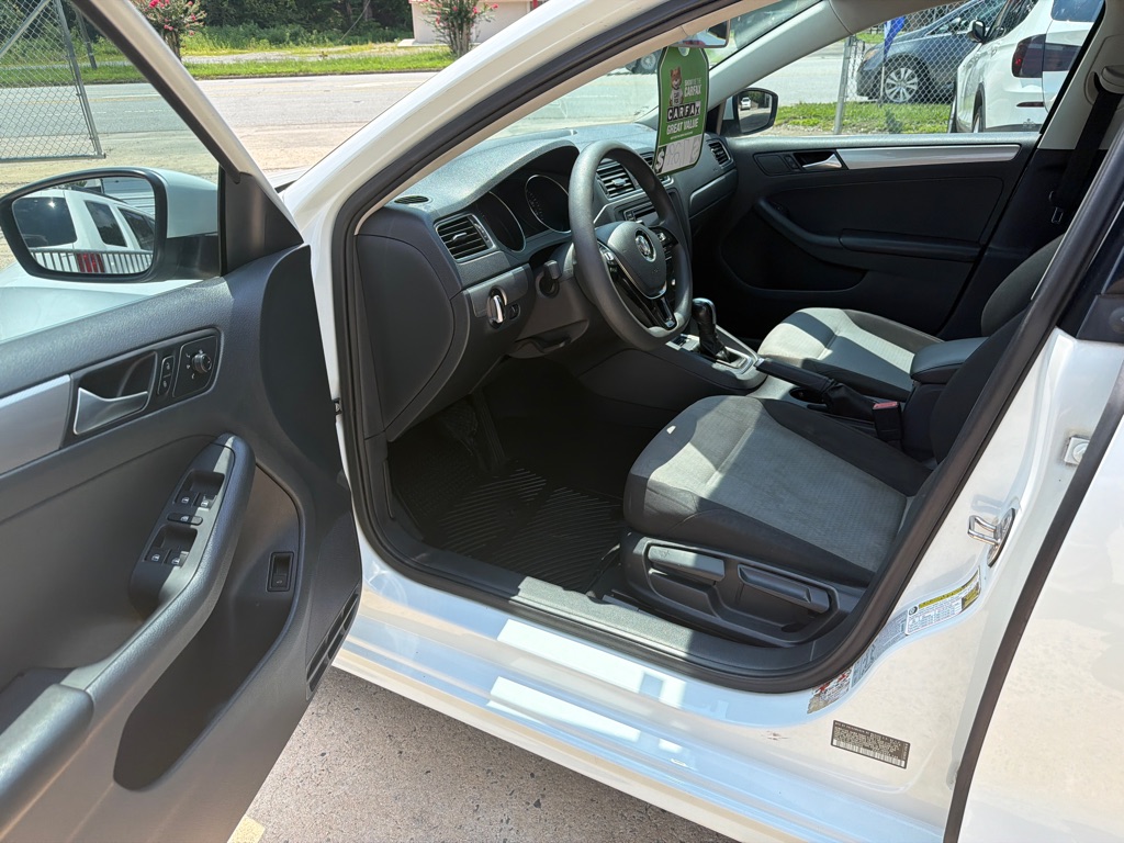 Photo 9 of this VOLKSWAGEN JETTA