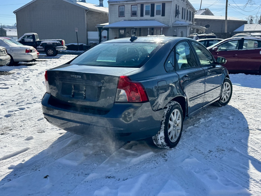 Photo 8 of this VOLVO S40