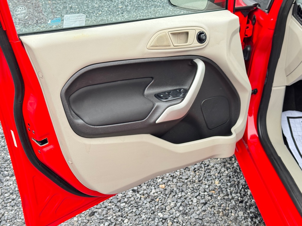 Photo 11 of this FORD FIESTA