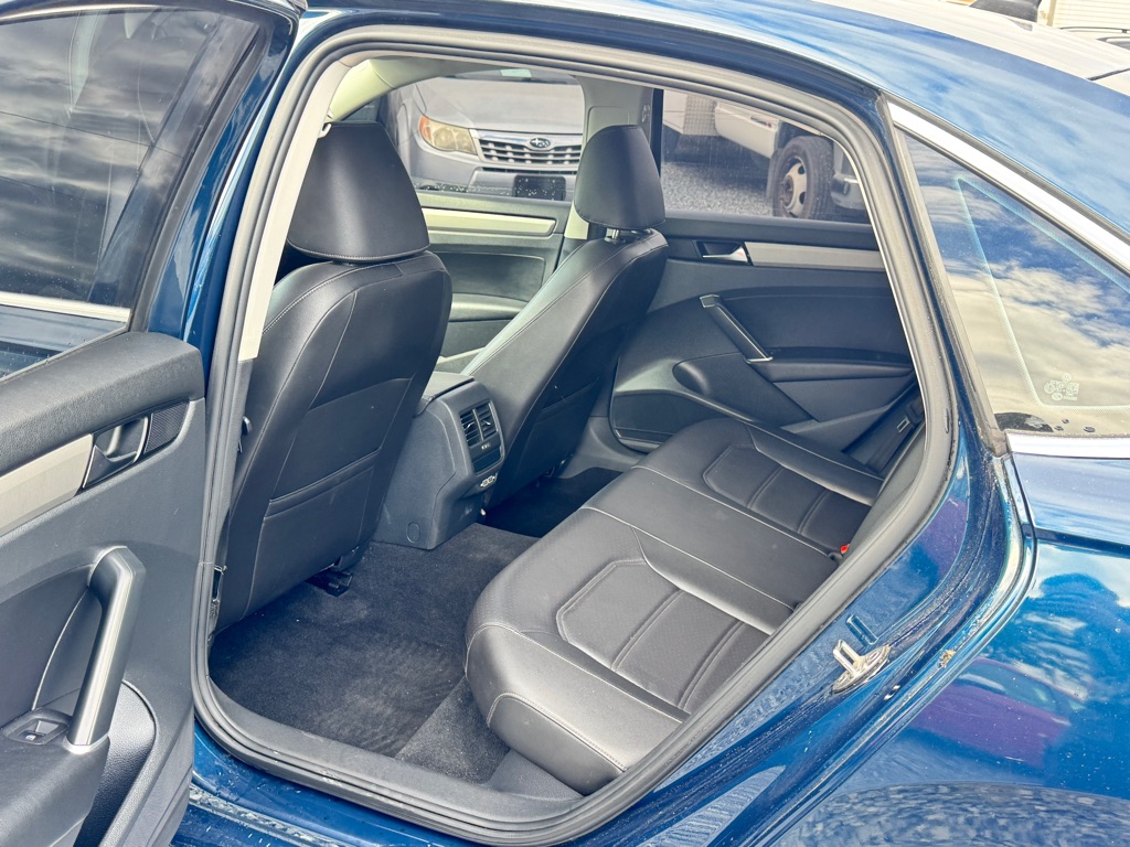 Photo 7 of this VOLKSWAGEN PASSAT