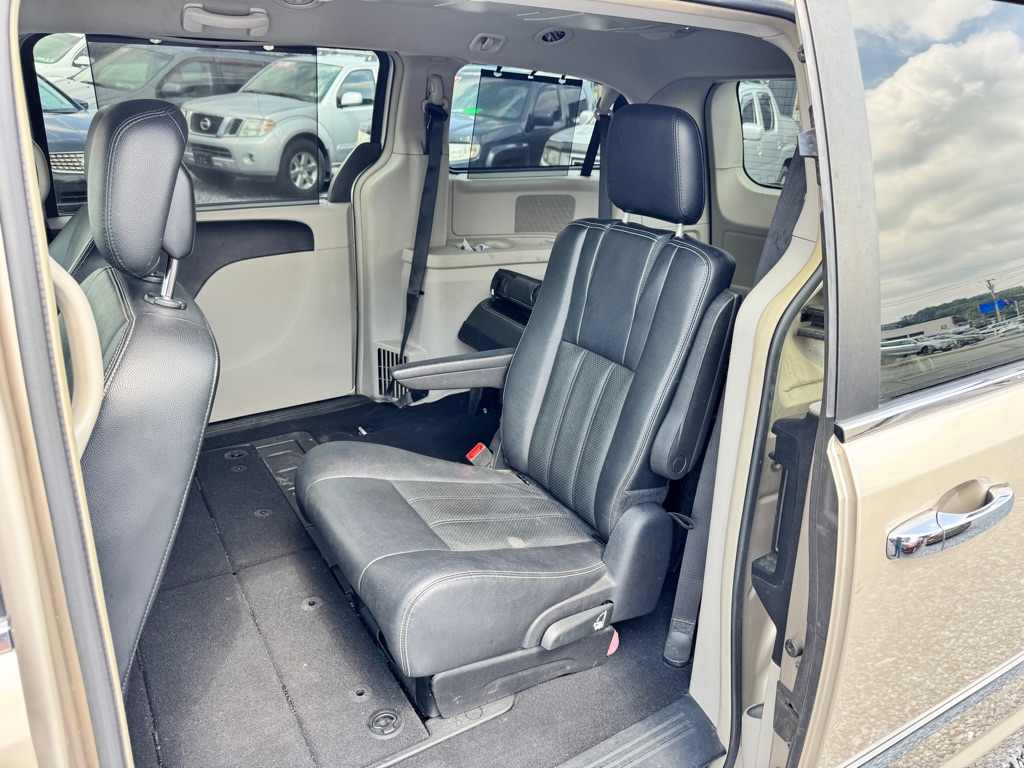 Photo 8 of this CHRYSLER TOWN & COUNTRY