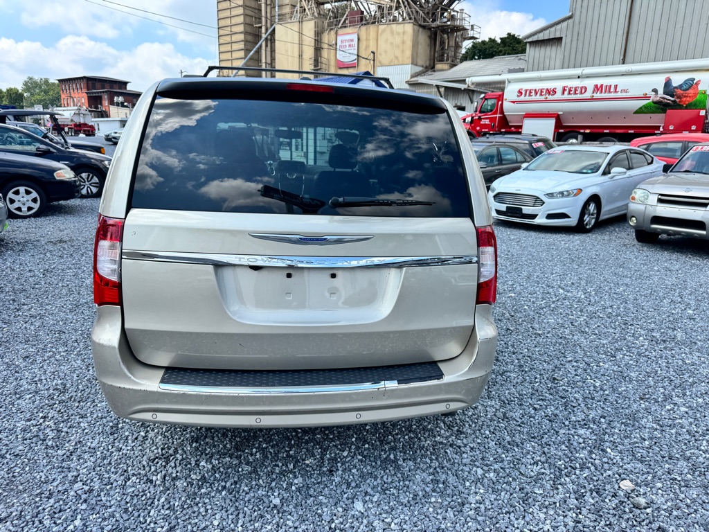 Photo 5 of this CHRYSLER TOWN & COUNTRY