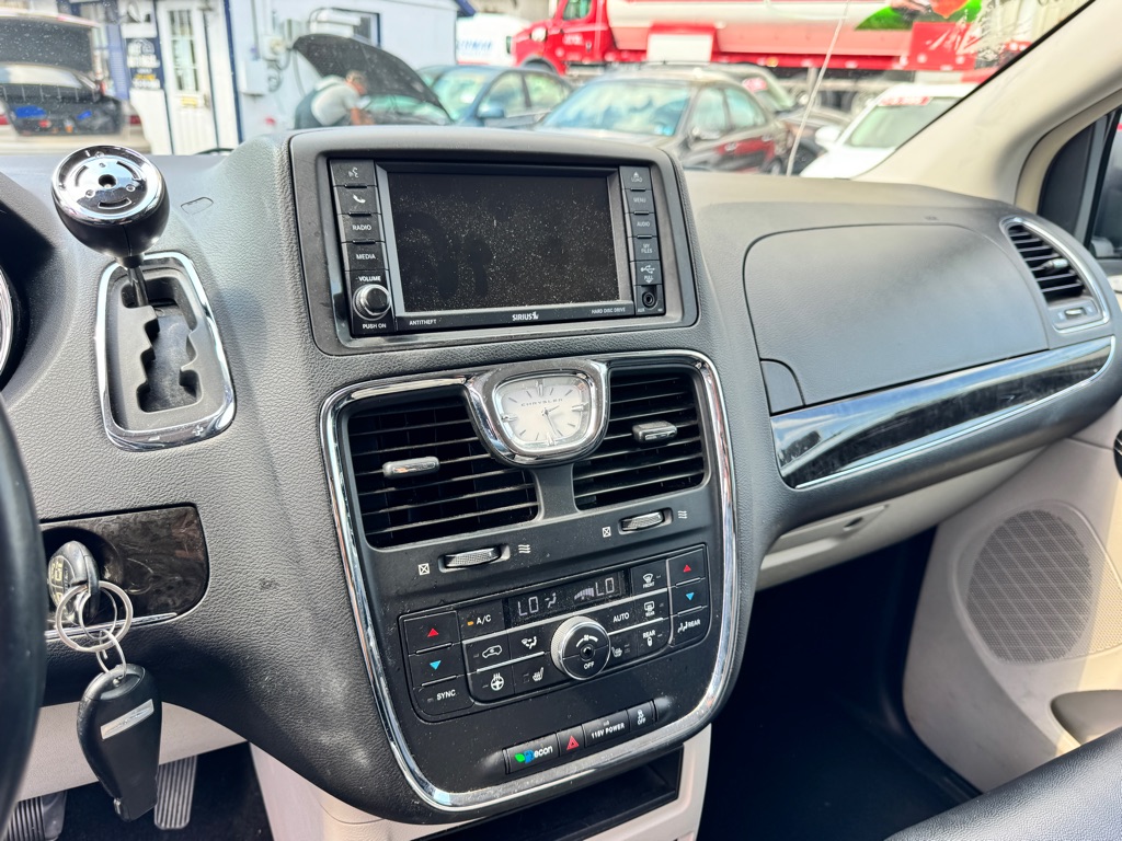 Photo 11 of this CHRYSLER TOWN & COUNTRY