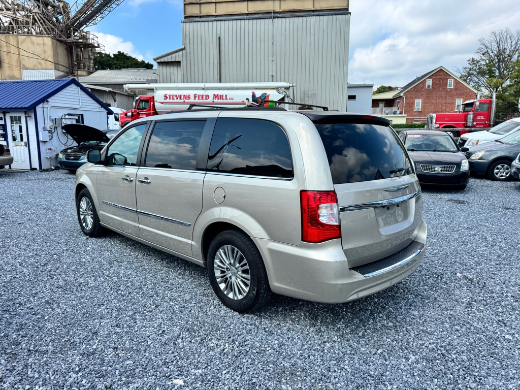 Photo 6 of this CHRYSLER TOWN & COUNTRY