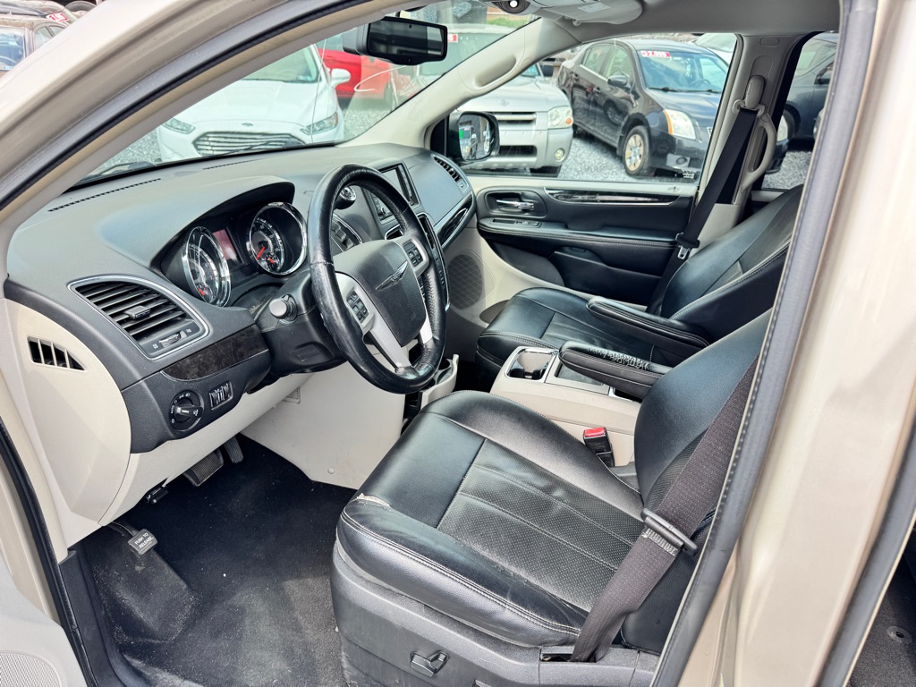 Photo 9 of this CHRYSLER TOWN & COUNTRY
