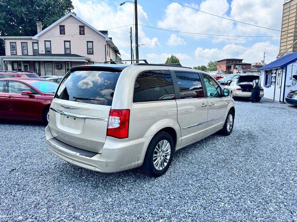 Photo 4 of this CHRYSLER TOWN & COUNTRY