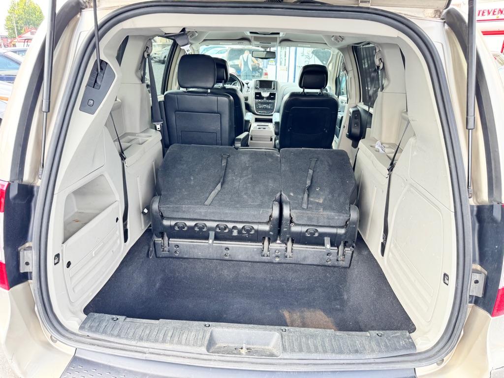Photo 7 of this CHRYSLER TOWN & COUNTRY