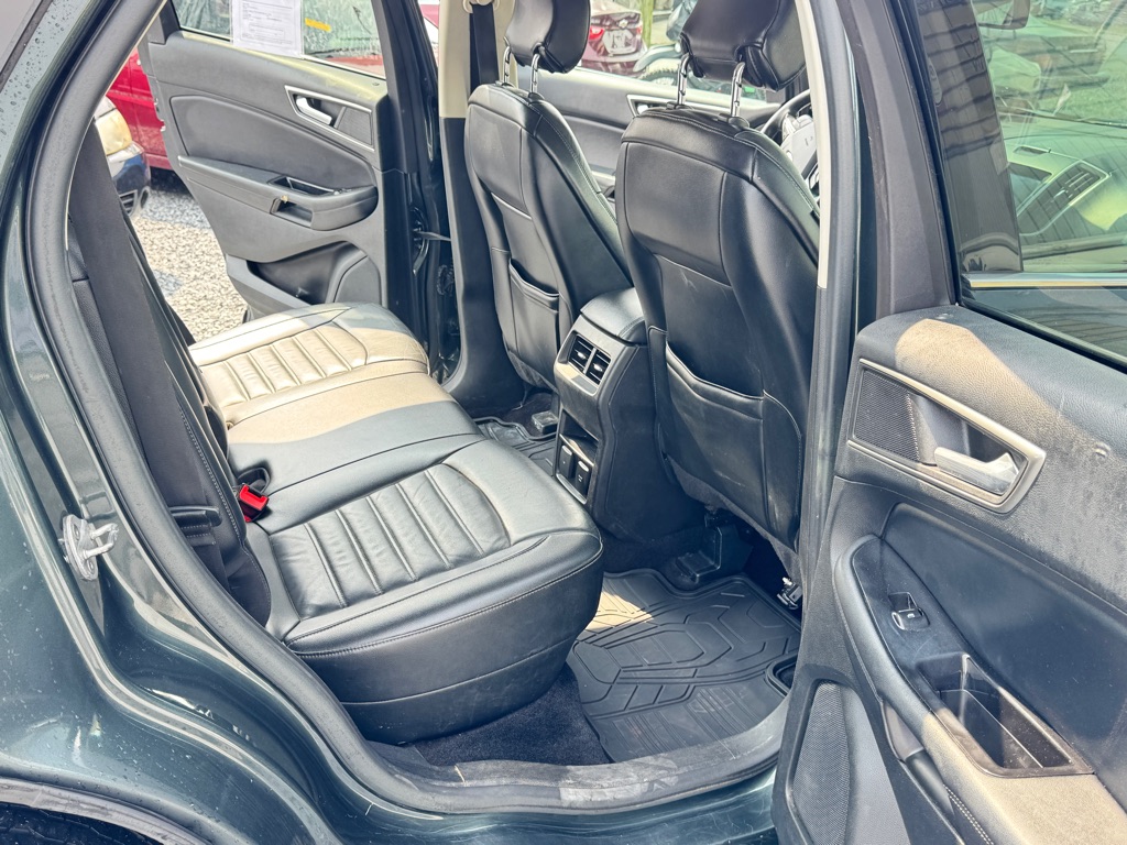 Photo 9 of this FORD EDGE