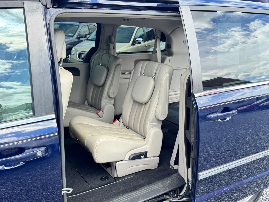 Photo 13 of this CHRYSLER TOWN & COUNTRY