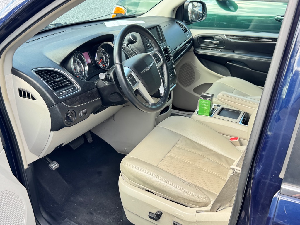 Photo 17 of this CHRYSLER TOWN & COUNTRY