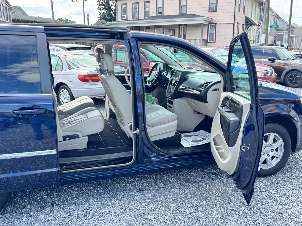 Photo 14 of this CHRYSLER TOWN & COUNTRY