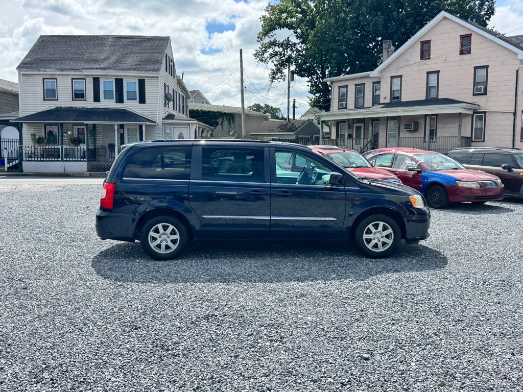 Photo 4 of this CHRYSLER TOWN & COUNTRY