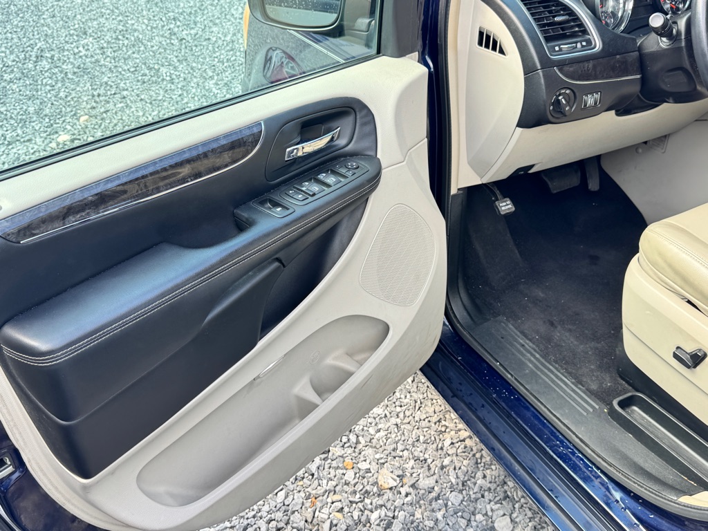 Photo 16 of this CHRYSLER TOWN & COUNTRY