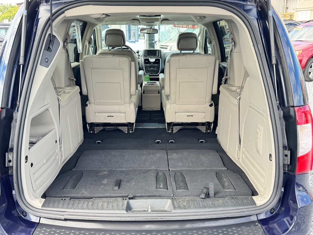 Photo 11 of this CHRYSLER TOWN & COUNTRY