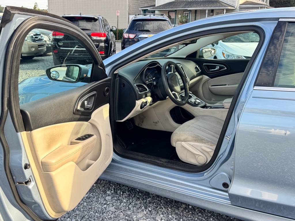 Photo 10 of this CHRYSLER 200