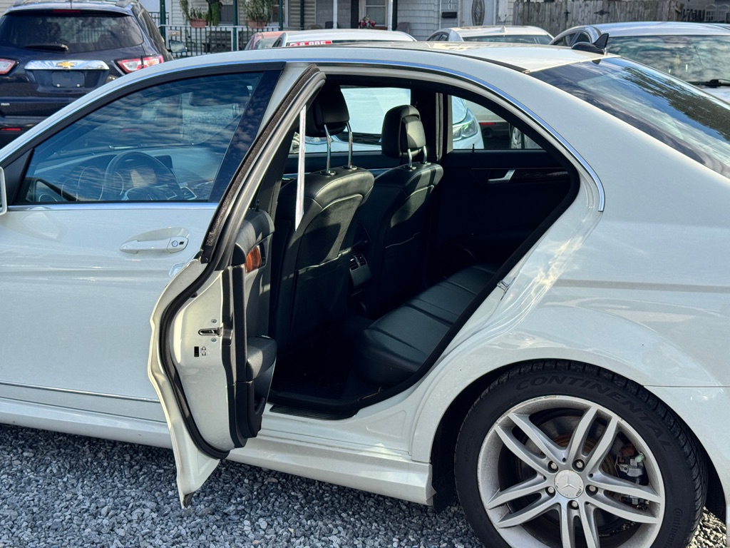 Photo 12 of this MERCEDES-BENZ C-CLASS