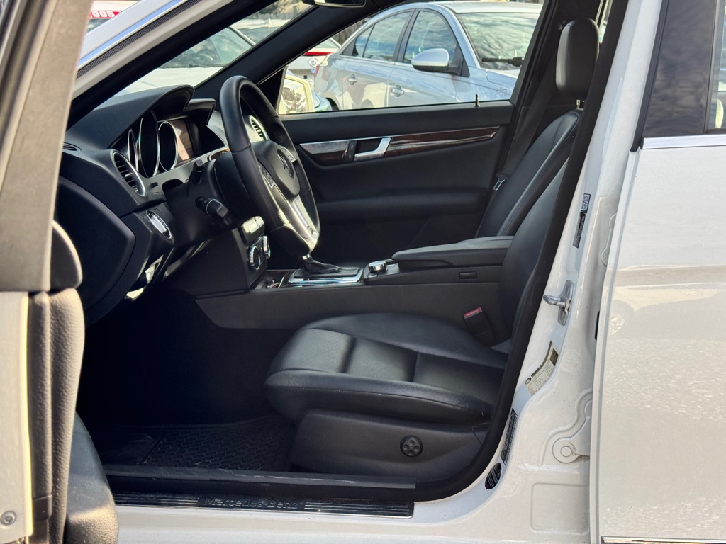Photo 14 of this MERCEDES-BENZ C-CLASS