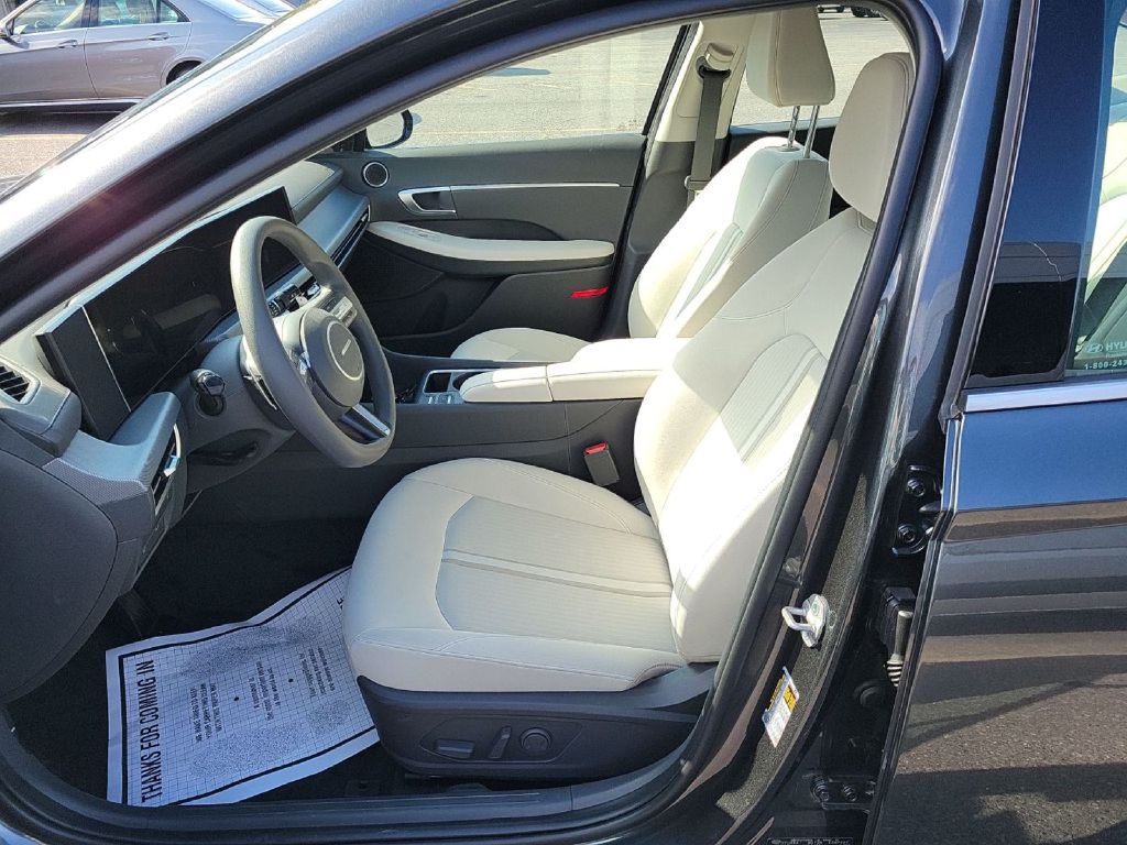 Photo 9 of this HYUNDAI SONATA