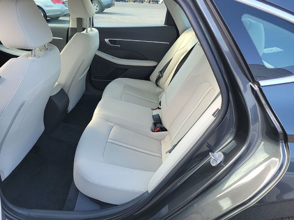 Photo 11 of this HYUNDAI SONATA