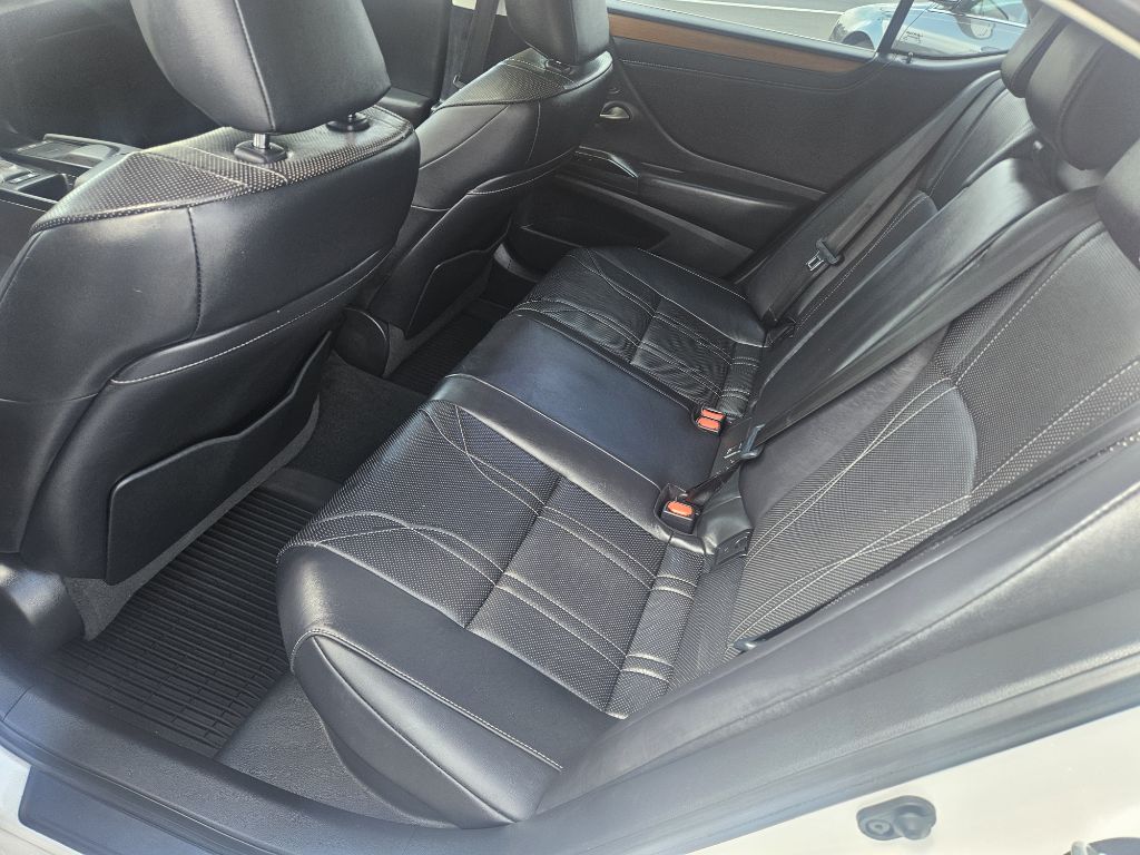 Photo 12 of this LEXUS ES 300H