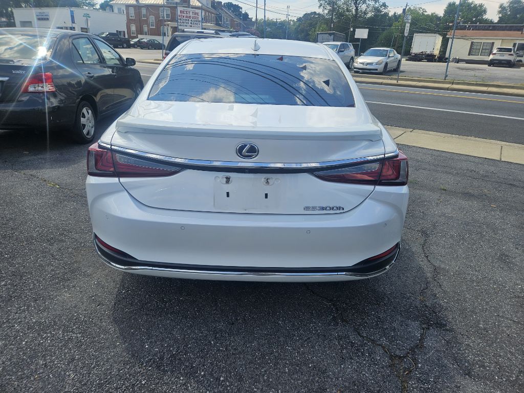 Photo 10 of this LEXUS ES 300H