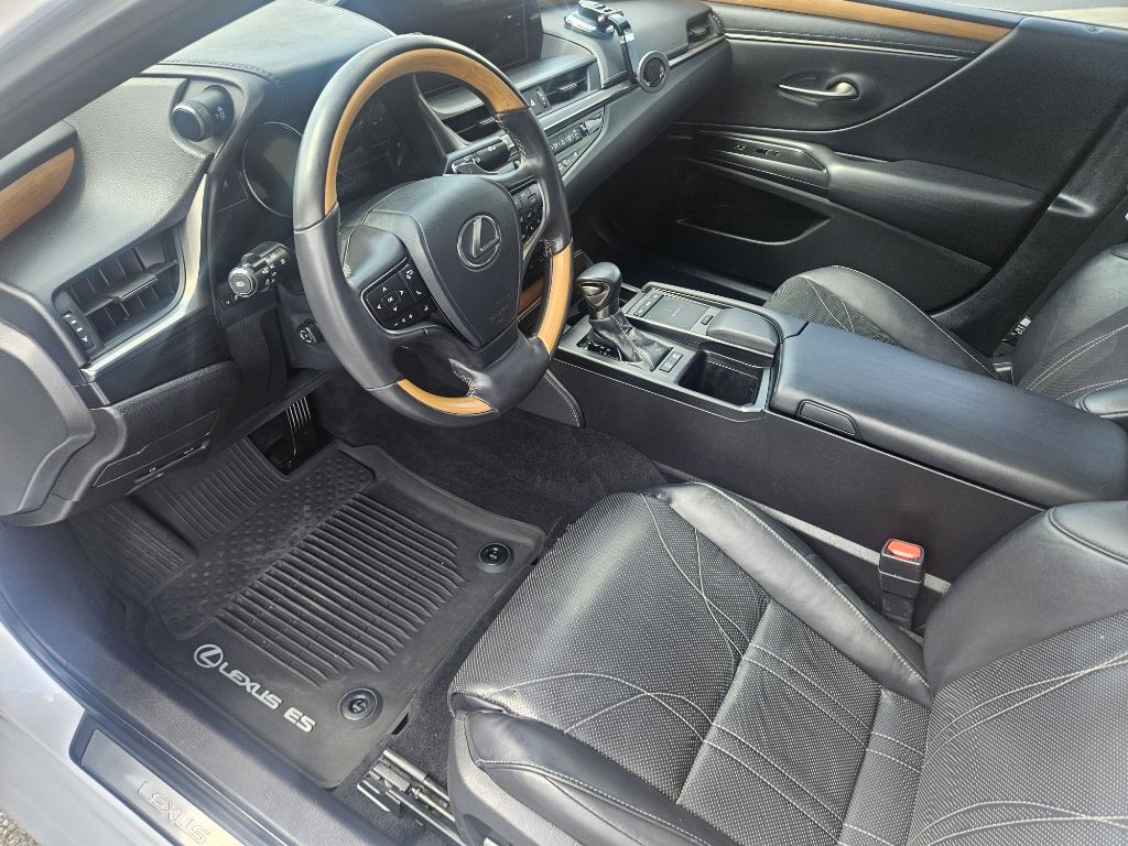Photo 5 of this LEXUS ES 300H