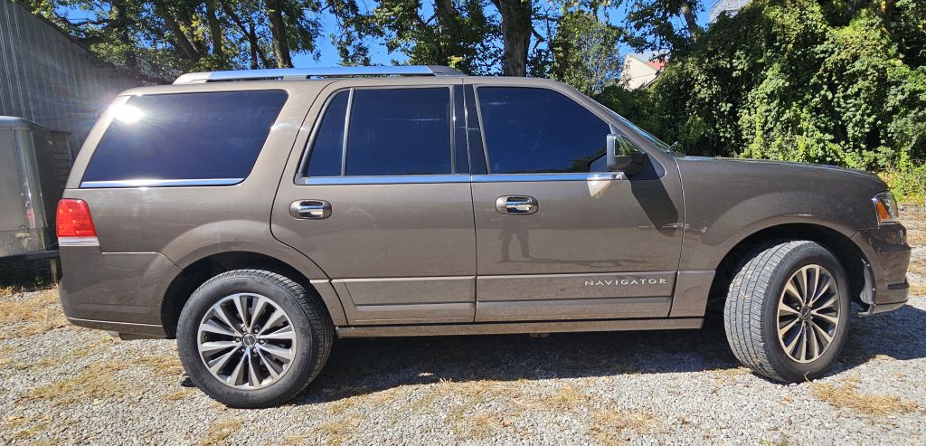 Photo 2 of this LINCOLN NAVIGATOR