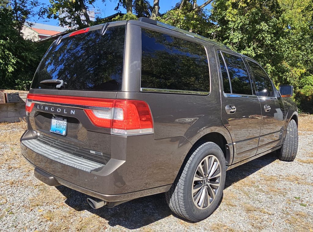 Photo 3 of this LINCOLN NAVIGATOR