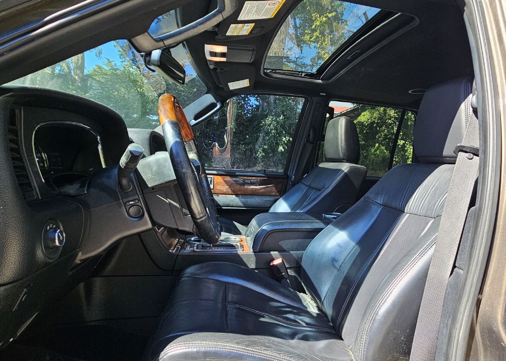 Photo 8 of this LINCOLN NAVIGATOR