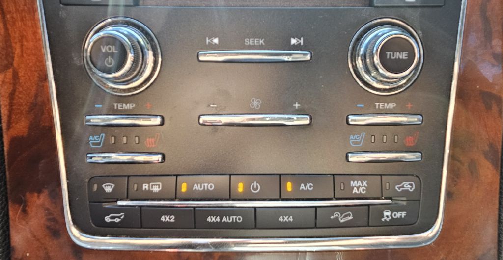 Photo 14 of this LINCOLN NAVIGATOR