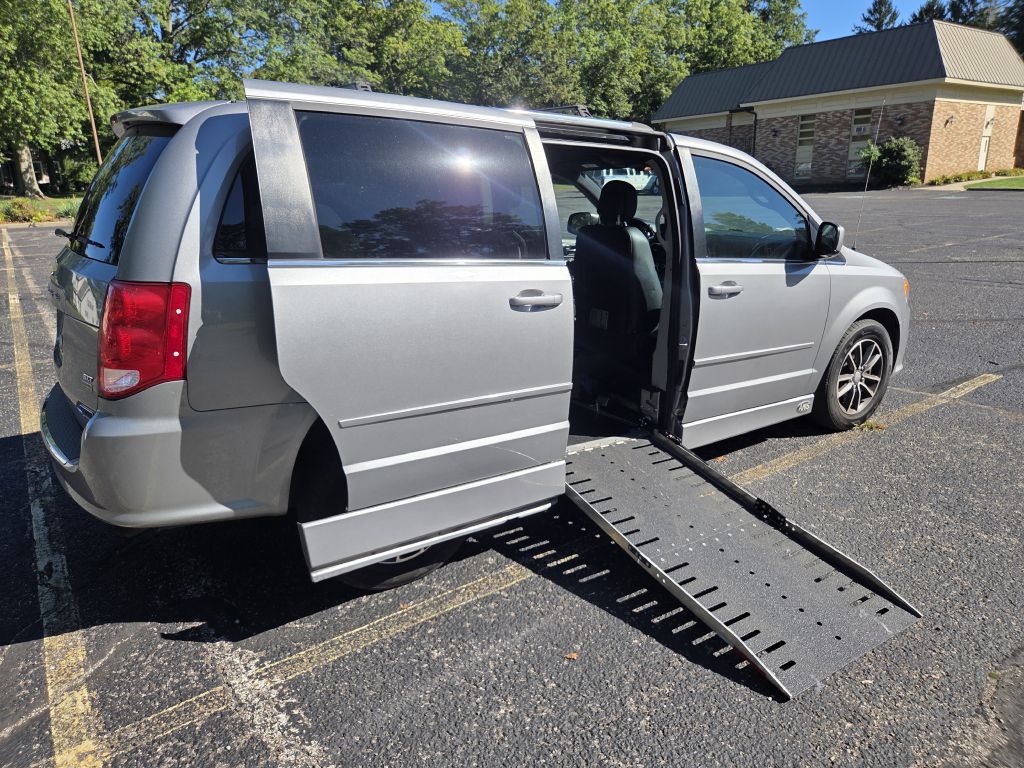 Photo 2 of this DODGE GRAND CARAVAN