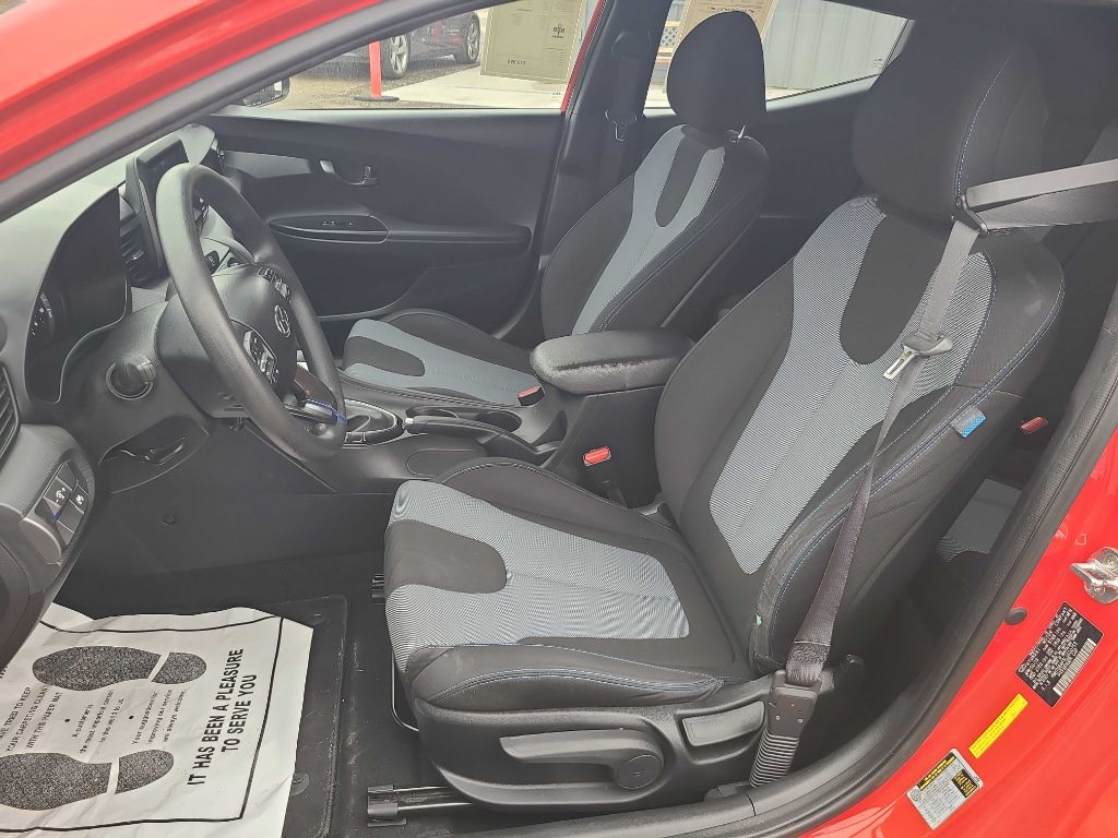 Photo 8 of this HYUNDAI VELOSTER