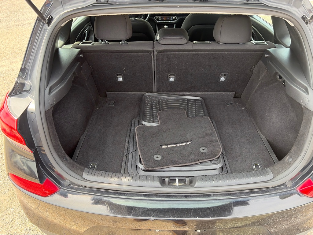 Photo 24 of this HYUNDAI ELANTRA GT