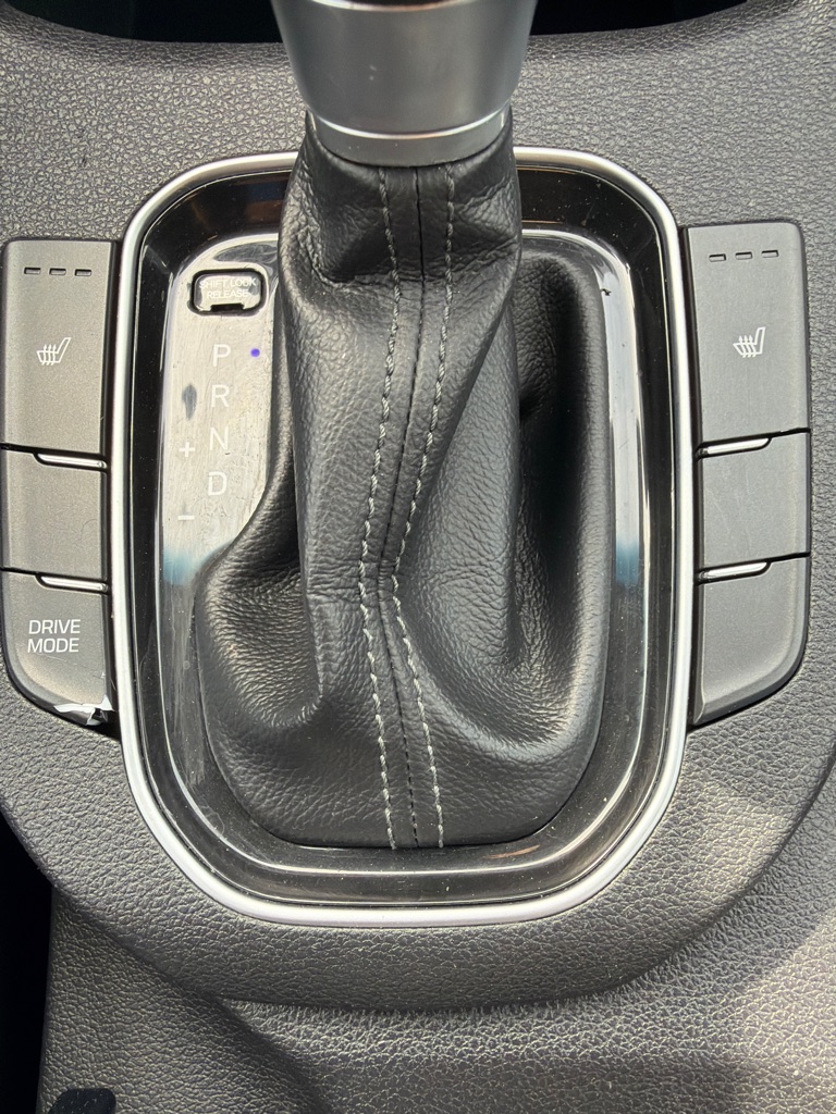 Photo 19 of this HYUNDAI ELANTRA GT