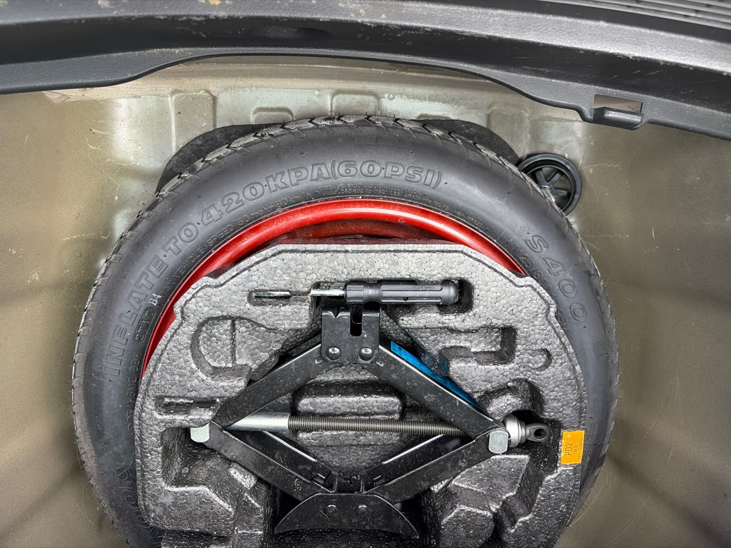 Photo 26 of this HYUNDAI ELANTRA GT