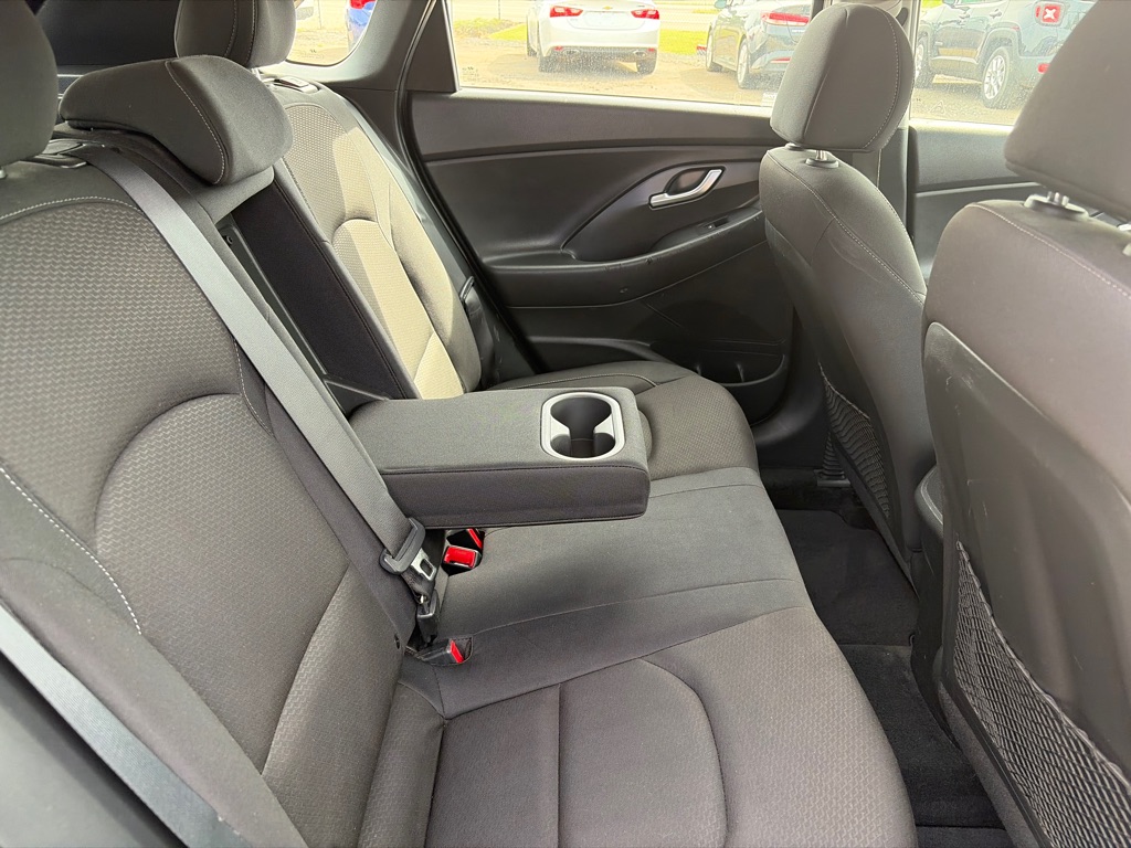 Photo 23 of this HYUNDAI ELANTRA GT