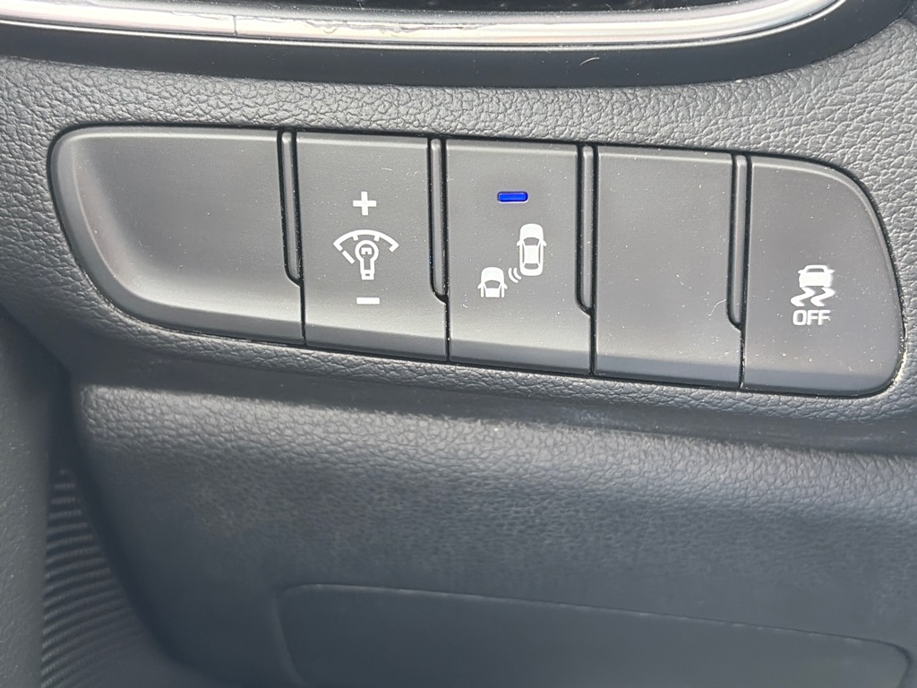Photo 13 of this HYUNDAI ELANTRA GT