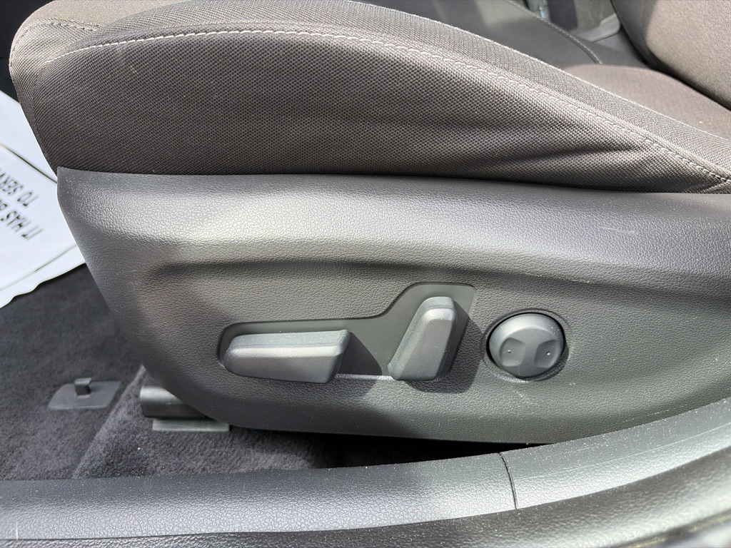 Photo 21 of this HYUNDAI ELANTRA GT