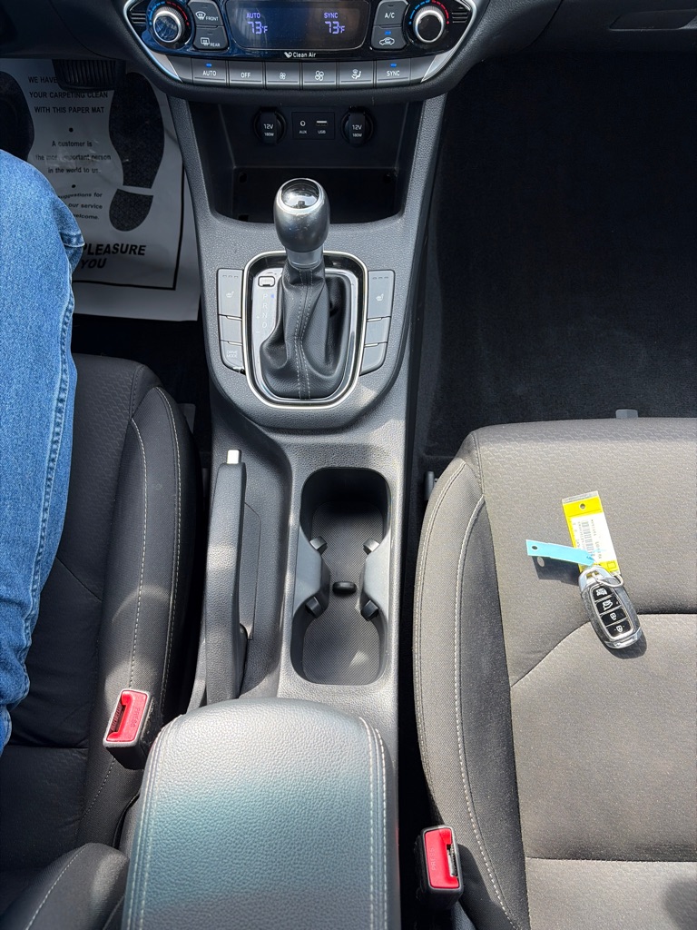 Photo 18 of this HYUNDAI ELANTRA GT