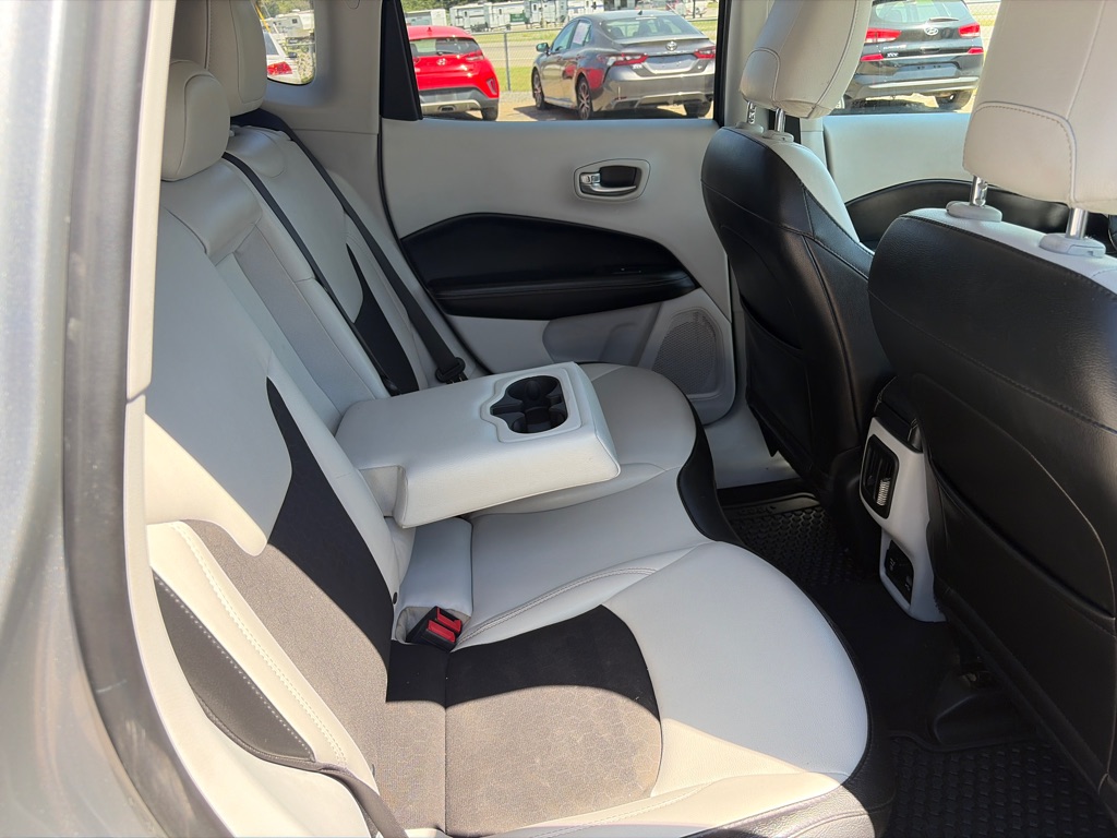 Photo 23 of this JEEP COMPASS